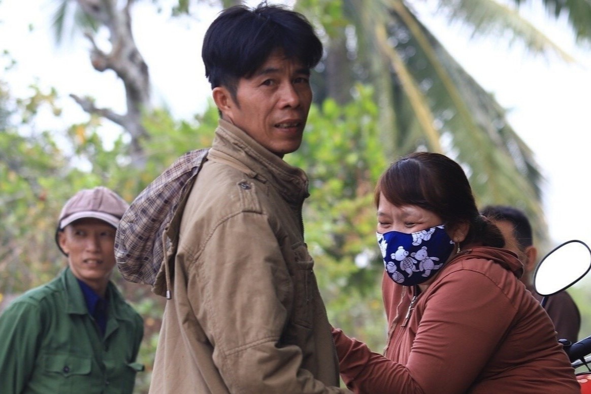 Hai vo chong o Vinh Long mat 2 ngay tim den Cu Chi xem bat Tuan 'Khi' hinh anh