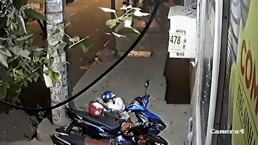 Xe may khoa 2 lop van bi trom cat xich trong tich tac hinh anh