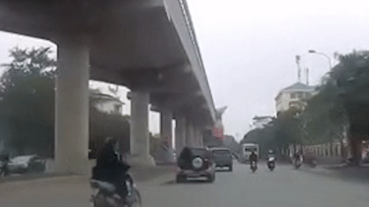 2 thanh nien nga song soai khi danh vong tren pho hinh anh