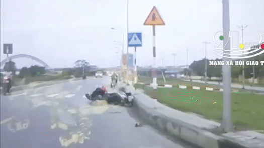 Oto vuot au tong nga xe may roi bo chay hinh anh