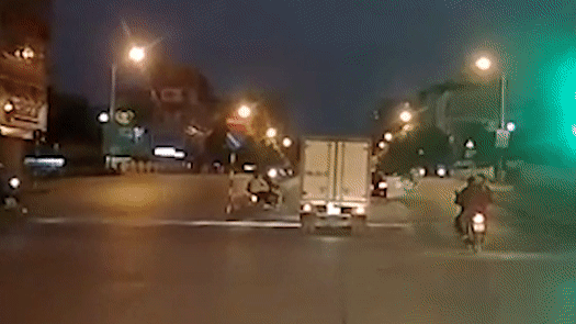 Doi nam nu vuot den do tong vao xe tai hinh anh