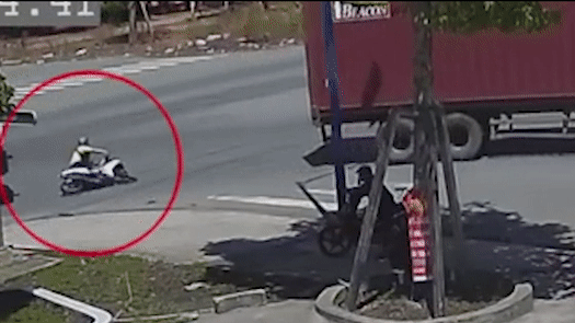 Thanh nien thoat chet khi bi cuon vao gam xe bon hinh anh