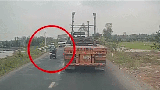 Vuot au, 2 nguoi chay xe may suyt mat mang hinh anh