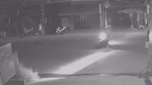 Ga trai cam dao quam duoi chem nguoi di duong hinh anh