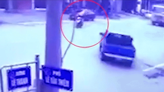 Nguoi phu nu sang duong thieu quan sat khien chau be bi can tu vong hinh anh