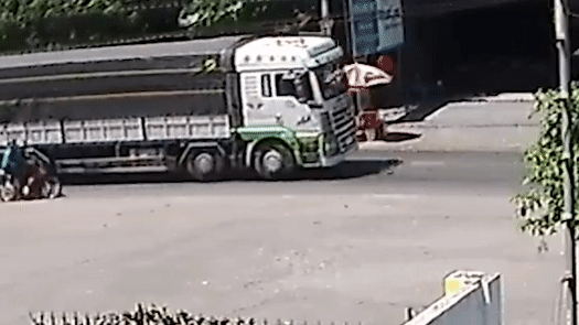 Va cham xe tai, 2 nguoi di xe may tu vong hinh anh