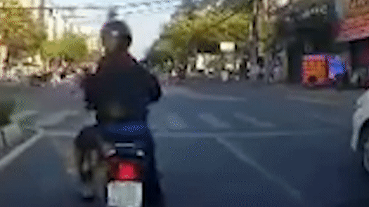 Lang lach truoc dau oto, tai xe xe may bi danh toi tap hinh anh