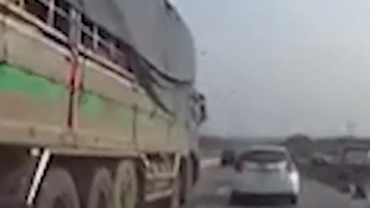 Xe tai chuyen huong dot ngot huc nat suon oto con hinh anh