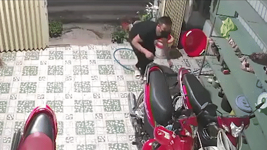 Bit khau trang len vao nha dan trom xe may hinh anh