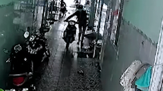 Loi dung ca day tro ngu trua, ke gian len vao trom xe may hinh anh