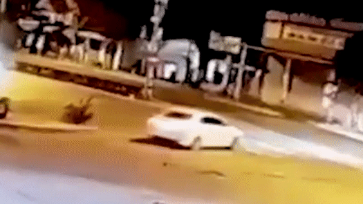 Chay toc do nhanh, 2 nguoi tong vao oto tu vong hinh anh