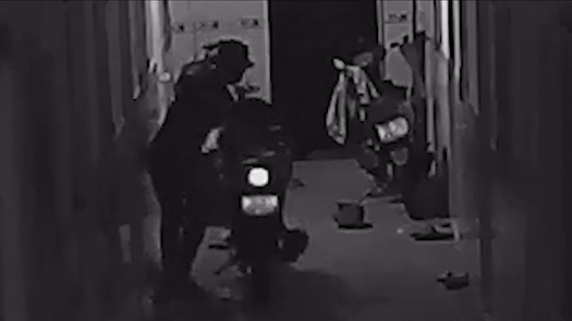 Xe may dung truoc cua bi trom trong tich tac hinh anh