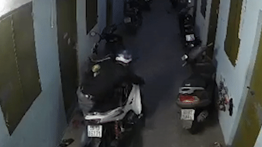 Trom vao tan day nha tro lay xe hinh anh