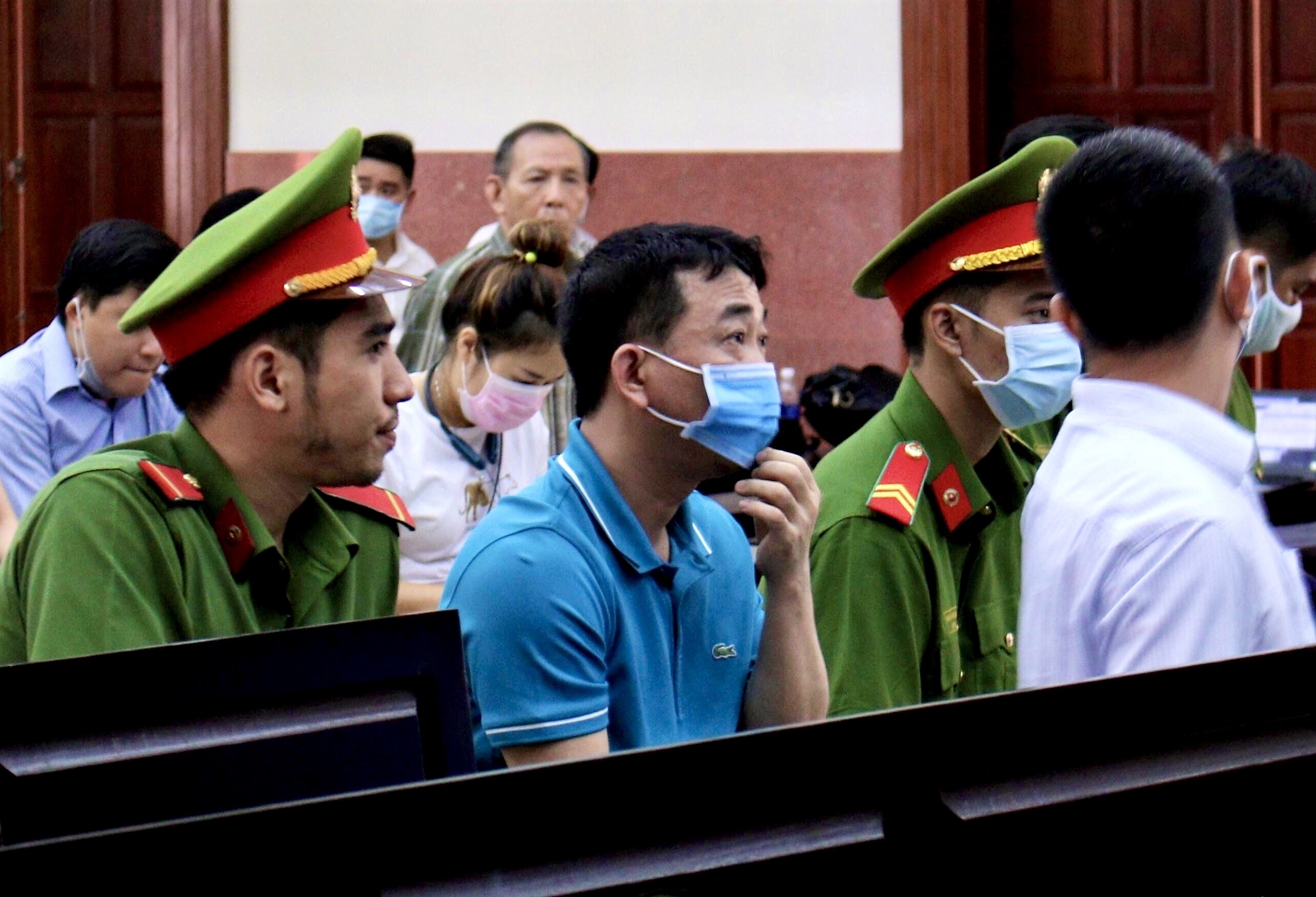 Bi cao deo khau trang hau toa vu VN Pharma hinh anh