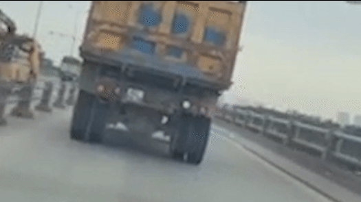 Xe ben lang lach tren cau Thanh Tri hinh anh