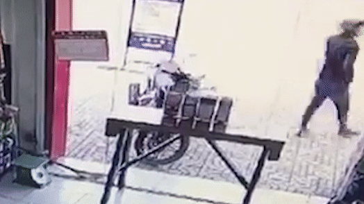 Trom xe trong 10 giay truoc cua hang tien loi o TP.HCM hinh anh