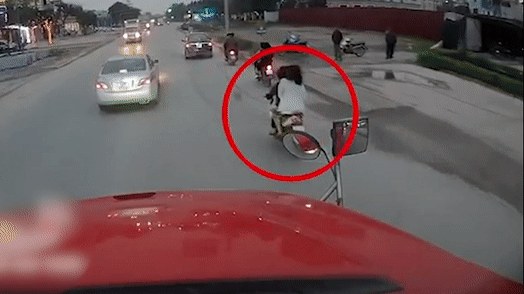 Hai co gai chay tat dau xe container vi bi bop coi hinh anh