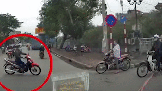 Nguoi dan ong nga song soai vi co vuot oto sang duong hinh anh