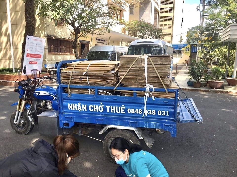 Keu goi ho tro keo dan, thung giay chuyen do sinh vien lang dai hoc hinh anh