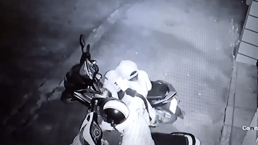 Trom cat khoa cua nha dan cuom 2 xe may hinh anh