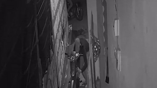 Hai thanh nien vao khu tro lao dong lay cap xe Wave hinh anh