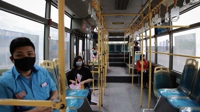 Dinh chi nhieu tai xe, tiep vien xe buyt vi khong chap hanh chong dich hinh anh