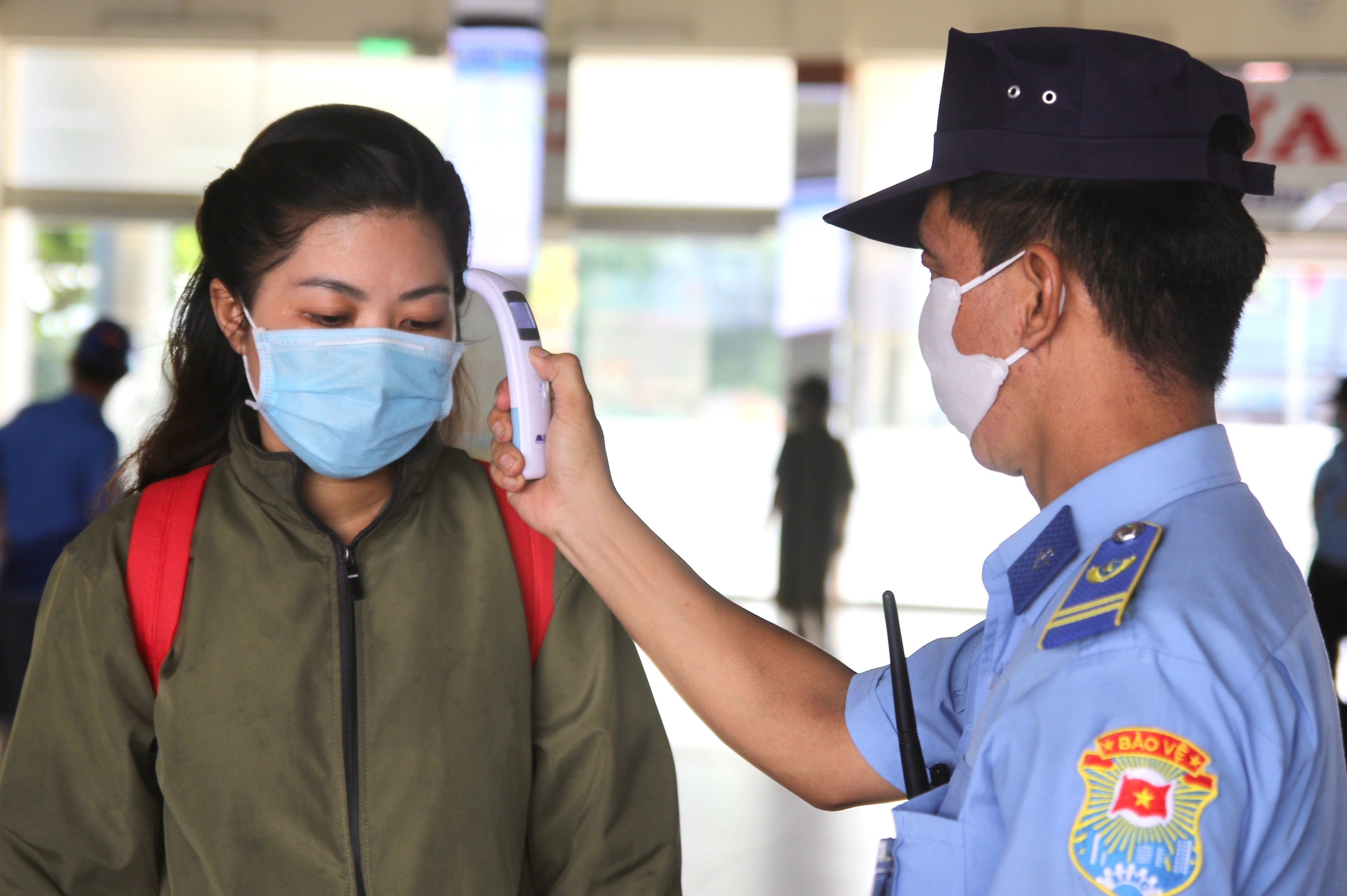 Ben xe mien Dong that chat kiem tra y te truoc gio cach ly toan xa hoi hinh anh