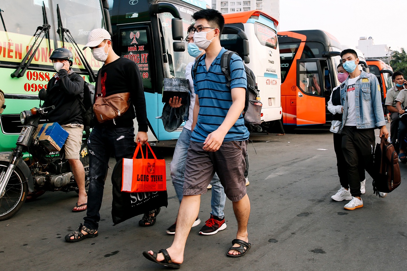 De nghi cho taxi, nhieu tuyen xe khach o TP.HCM hoat dong binh thuong hinh anh