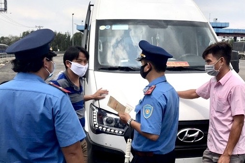 Kiem tra loat xe khach tai cua ngo TP.HCM ngay dau cach ly toan xa hoi hinh anh