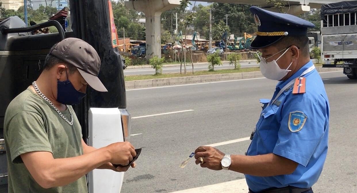 Buoc 28 xe quay dau ngay cua ngo TP.HCM hinh anh