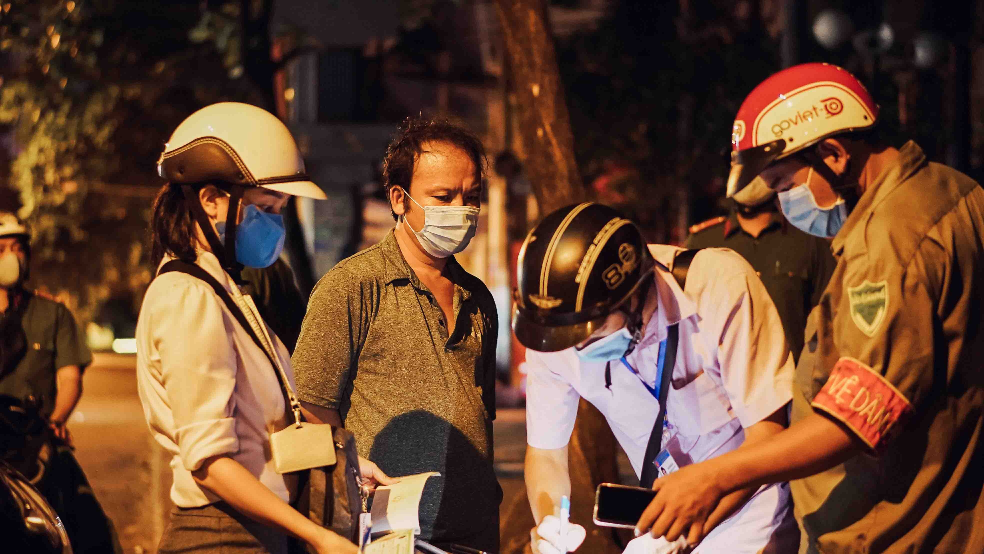 Nguoi dan TP.HCM bi phat vi khong deo khau trang khi ngoi truoc nha hinh anh