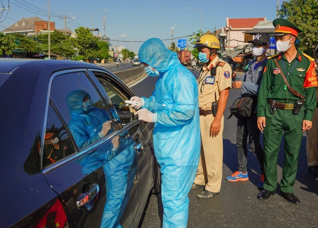 Hai nguoi Trung Quoc sot cao khi qua chot kiem dich TP.HCM hinh anh
