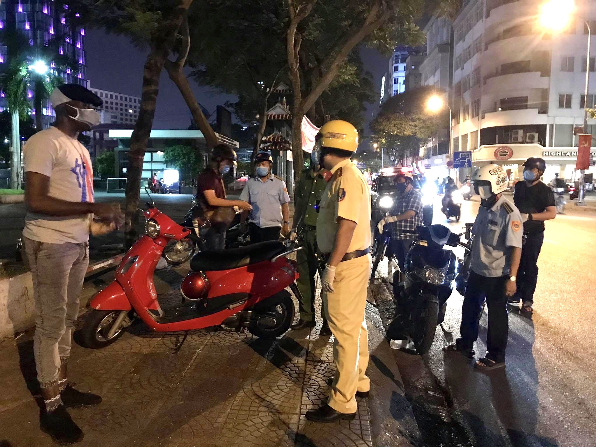 Nguoi nuoc ngoai bo chay 5 km o TP.HCM hong tron canh sat hinh anh