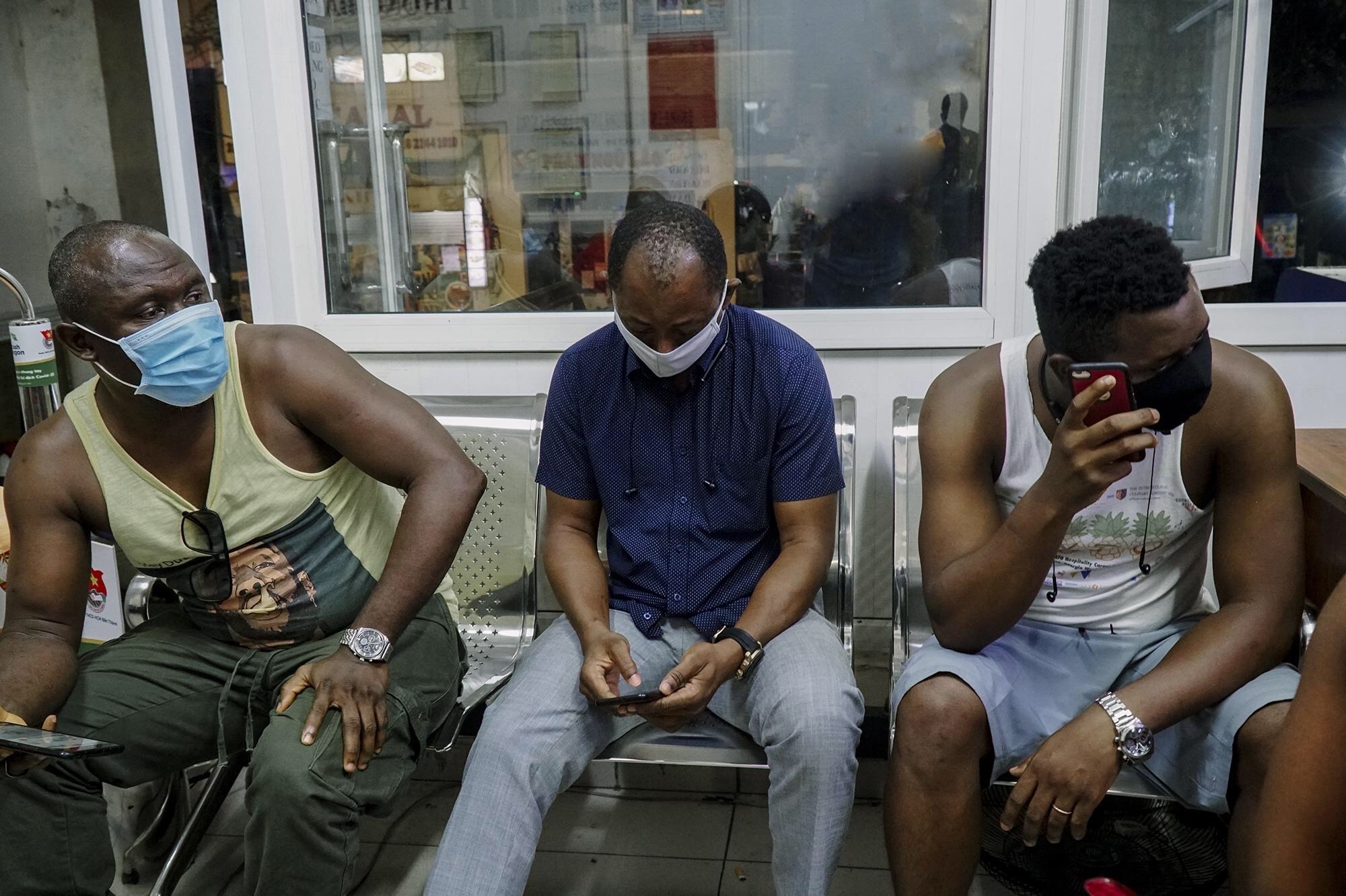 Hang chuc nguoi nuoc ngoai tu tap o TP.HCM anh 2