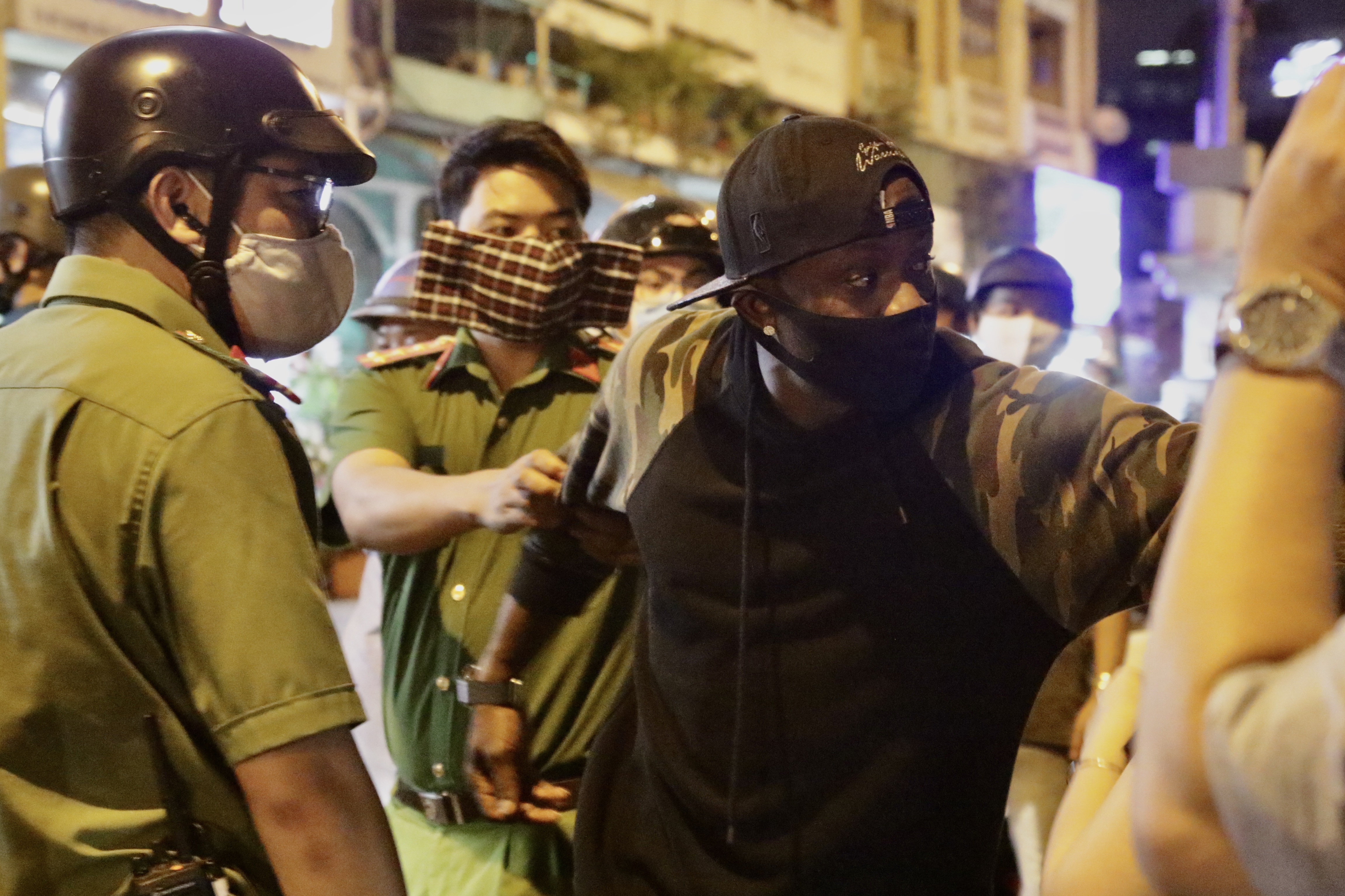 Hang chuc nguoi nuoc ngoai tu tap o TP.HCM anh 1