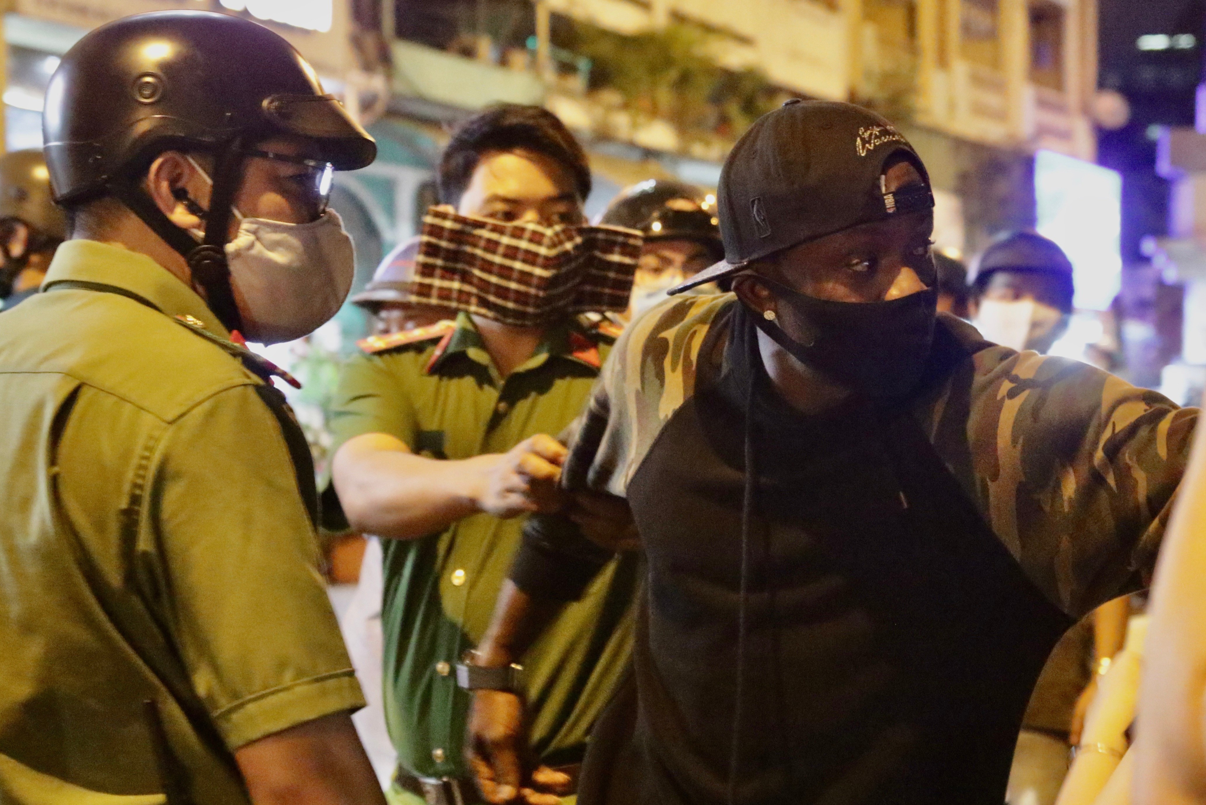 Nguoi nuoc ngoai tu tap mua dich bi dua ve tru so phuong hinh anh