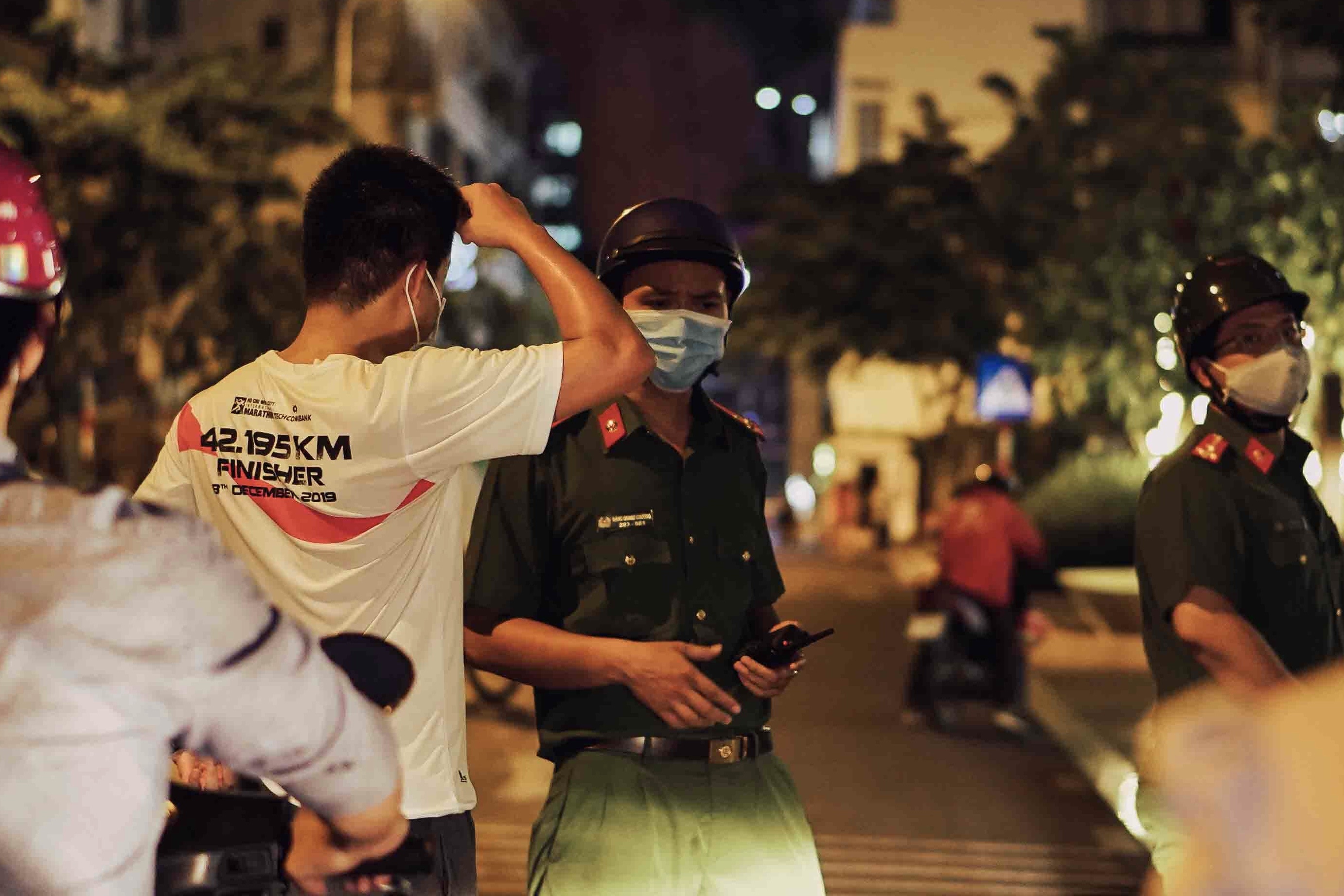 Nguoi dan TP.HCM khong deo khau trang bo chay khi gap canh sat hinh anh