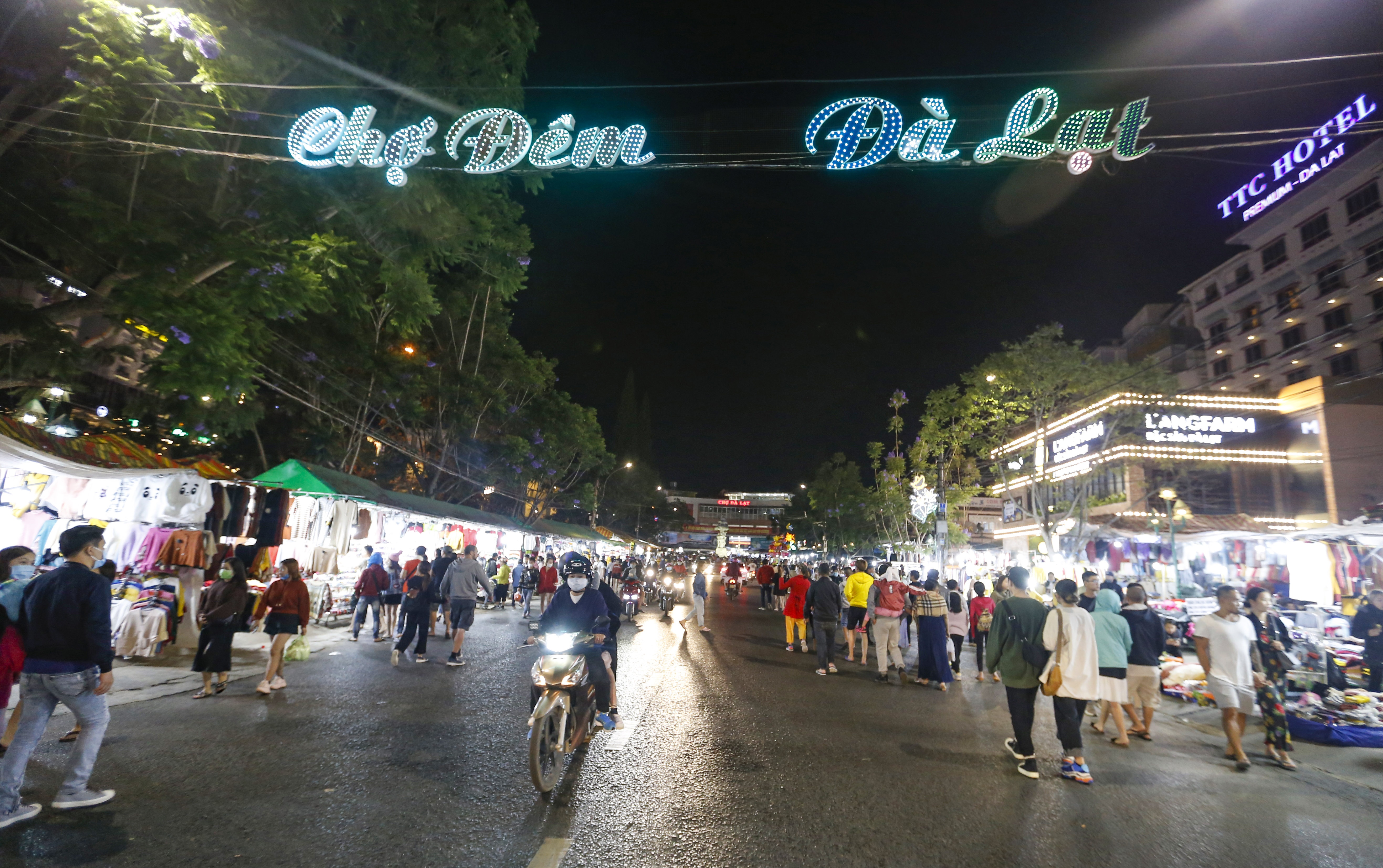 Da Lat dong duc sau gian cach xa hoi anh 8