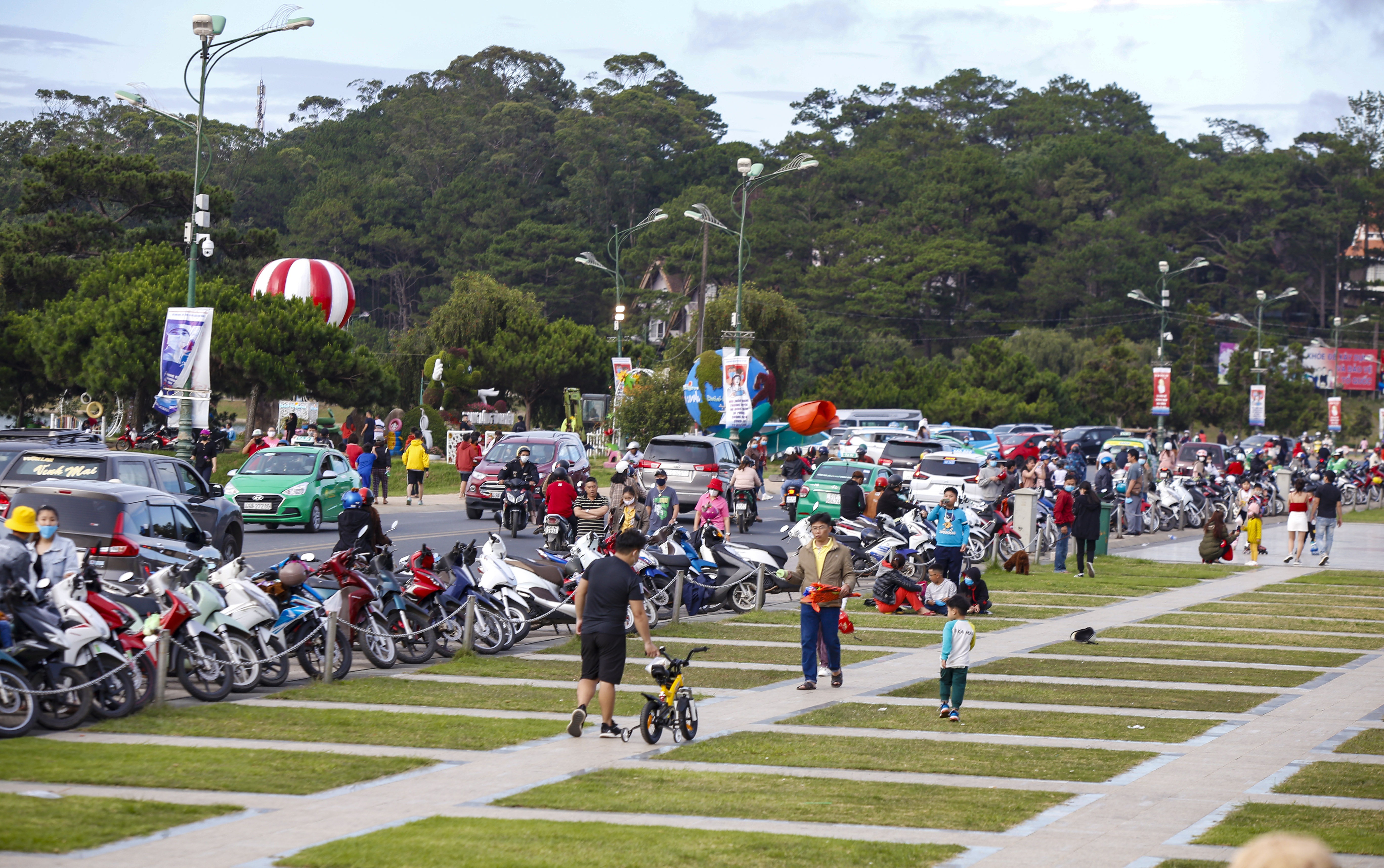 Da Lat dong duc sau gian cach xa hoi anh 2