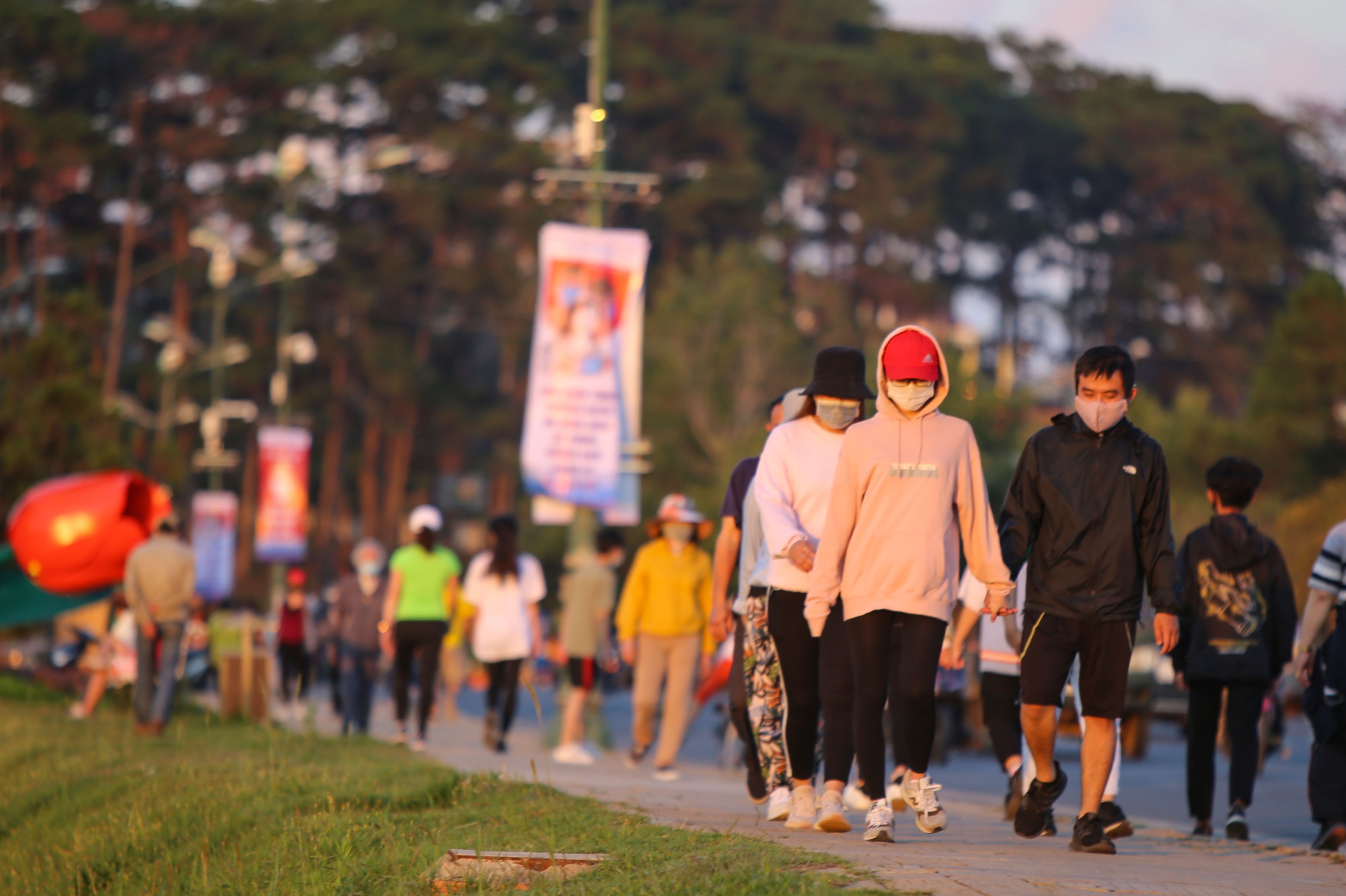 Da Lat dong duc sau gian cach xa hoi anh 4