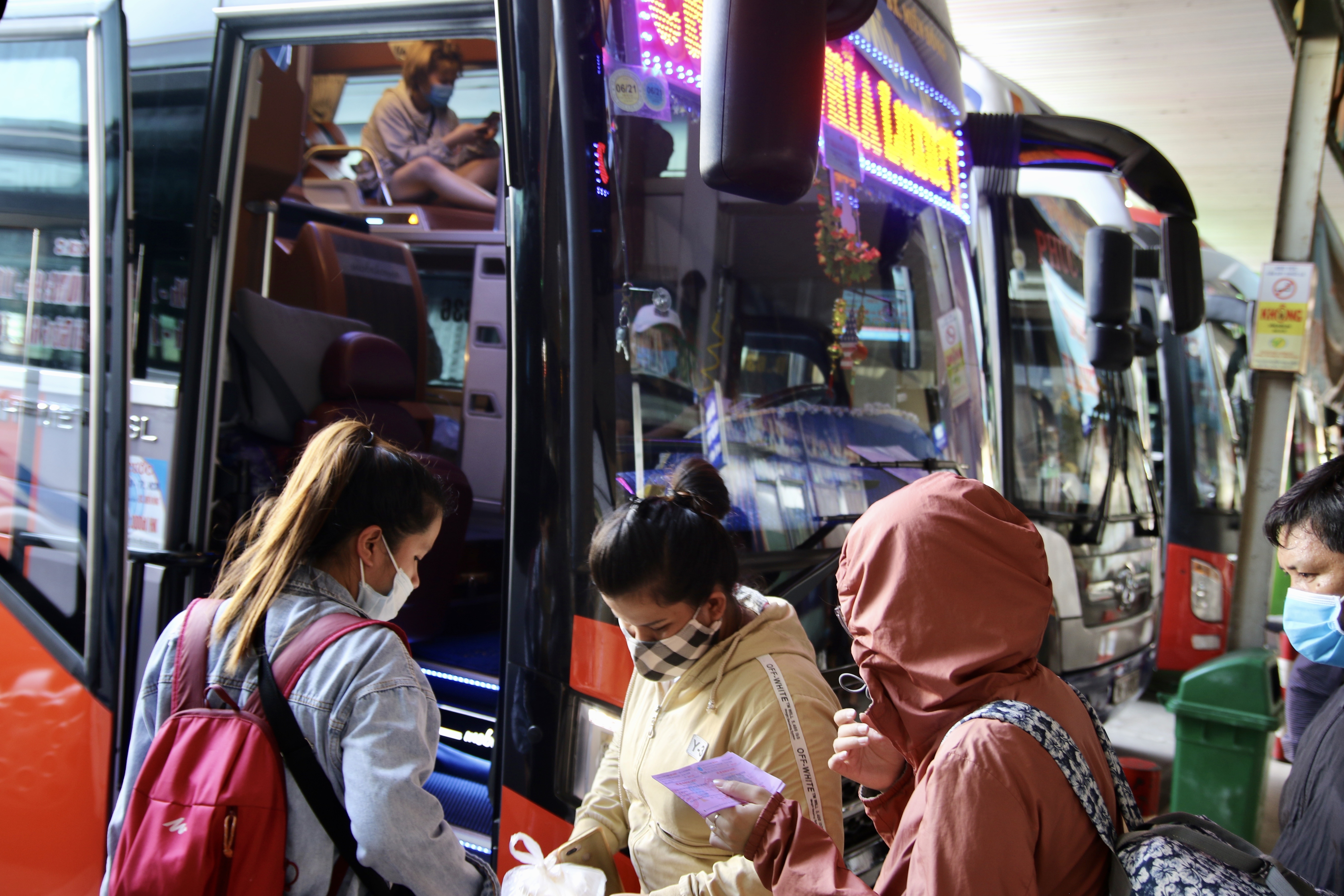 Xe khach tu TP.HCM tang gia, cho qua 20 nguoi moi chuyen hinh anh