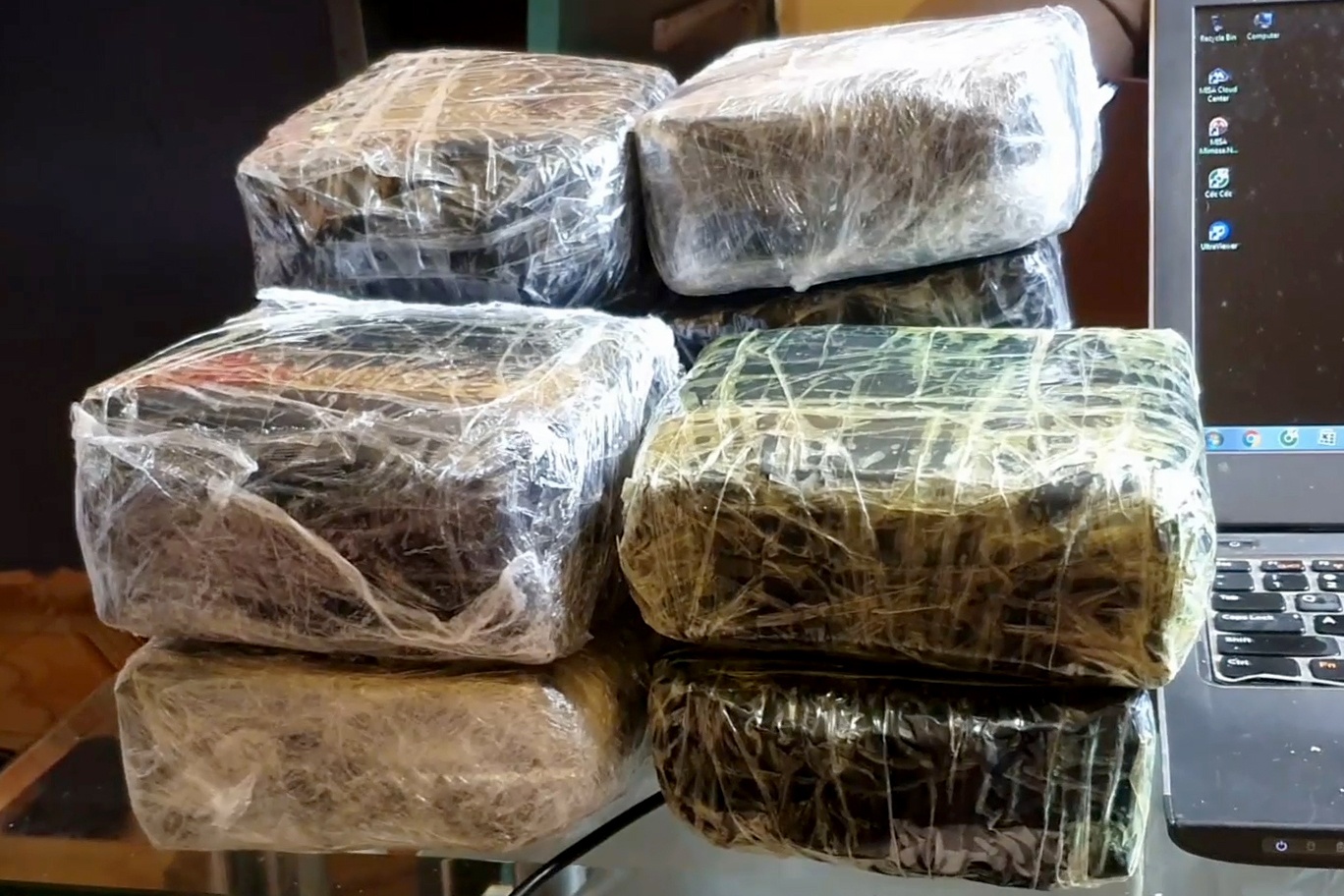 Ong trum voi thu doan giau heroin trong nap capo oto hinh anh