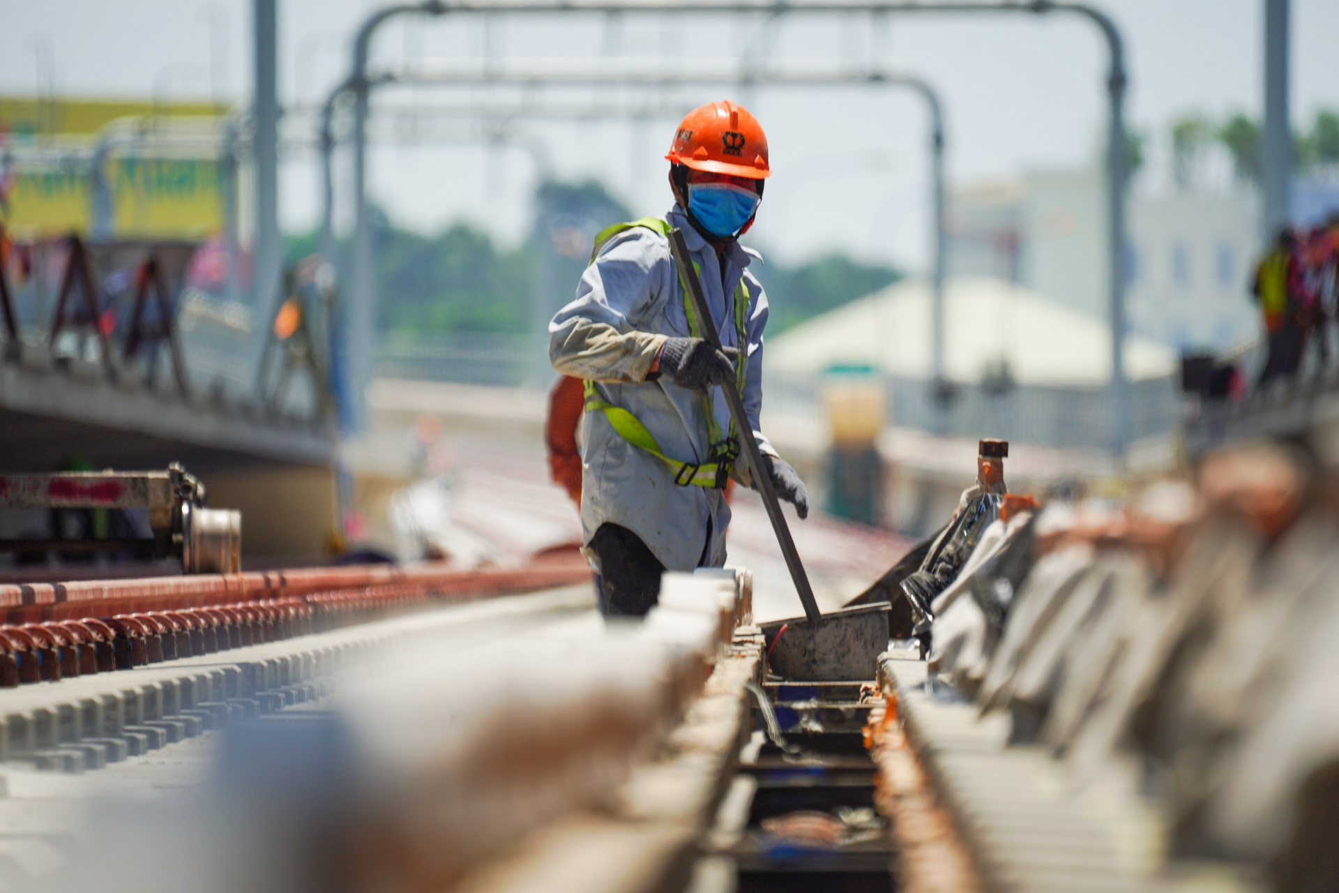 Metro so 1 gap rut hoan thien don doan tau dau tien chay thu nghiem hinh anh