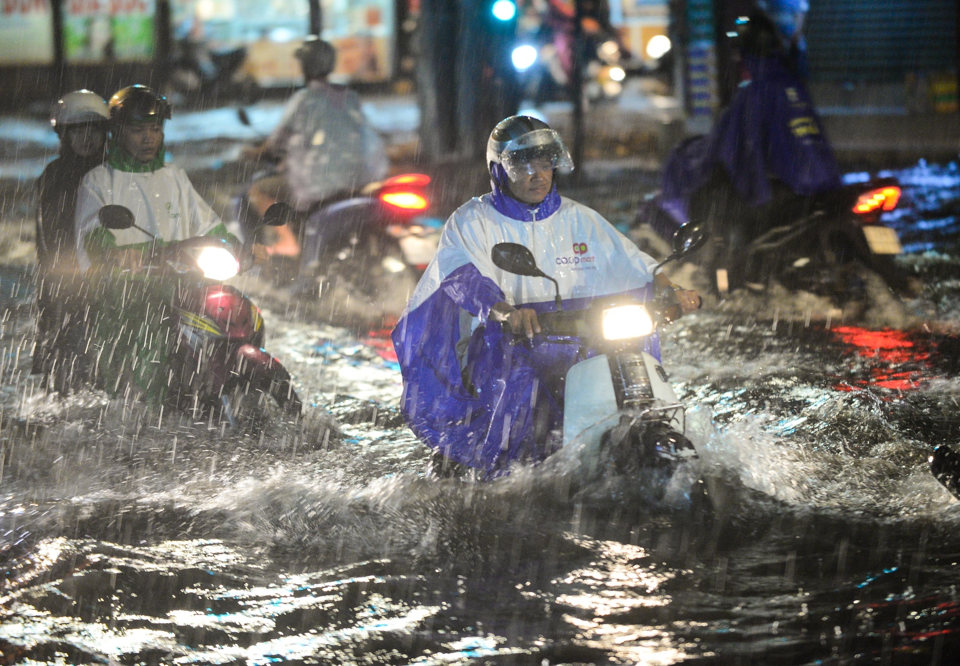 Dieu chinh huong luu thong duong Huynh Tan Phat thanh mot chieu hinh anh