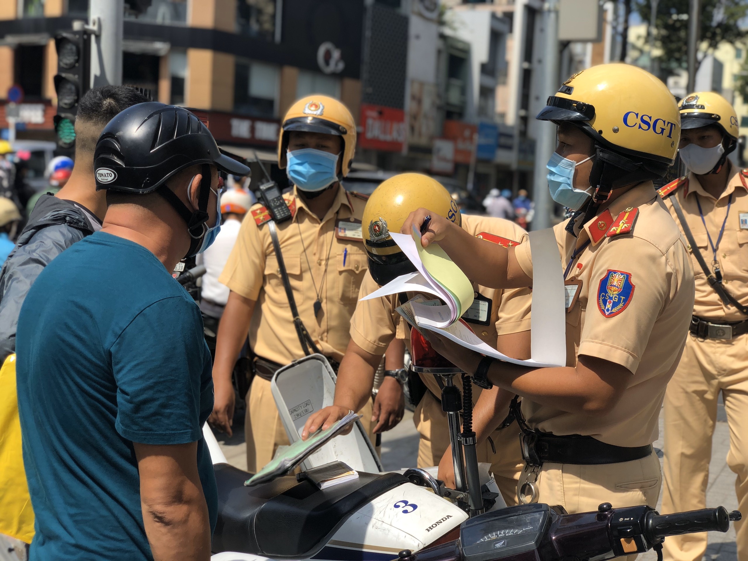 CSGT TP.HCM phat gan 6 ty sau 10 ngay tong kiem soat xe hinh anh