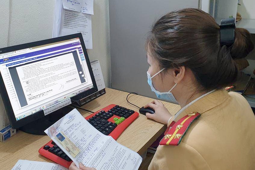 Khong nop phat truc tuyen, nguoi dan van co the den kho bac hinh anh