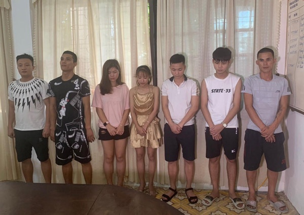 Nhom thanh nien mo tiec ma tuy tai phong VIP quan karaoke hinh anh