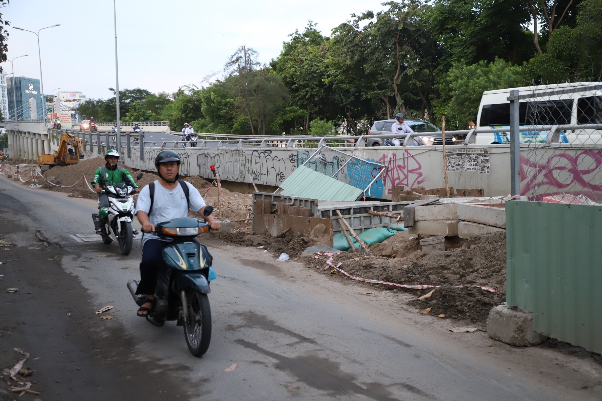 Du an nang cap duong Nguyen Huu Canh gay mat an toan giao thong hinh anh
