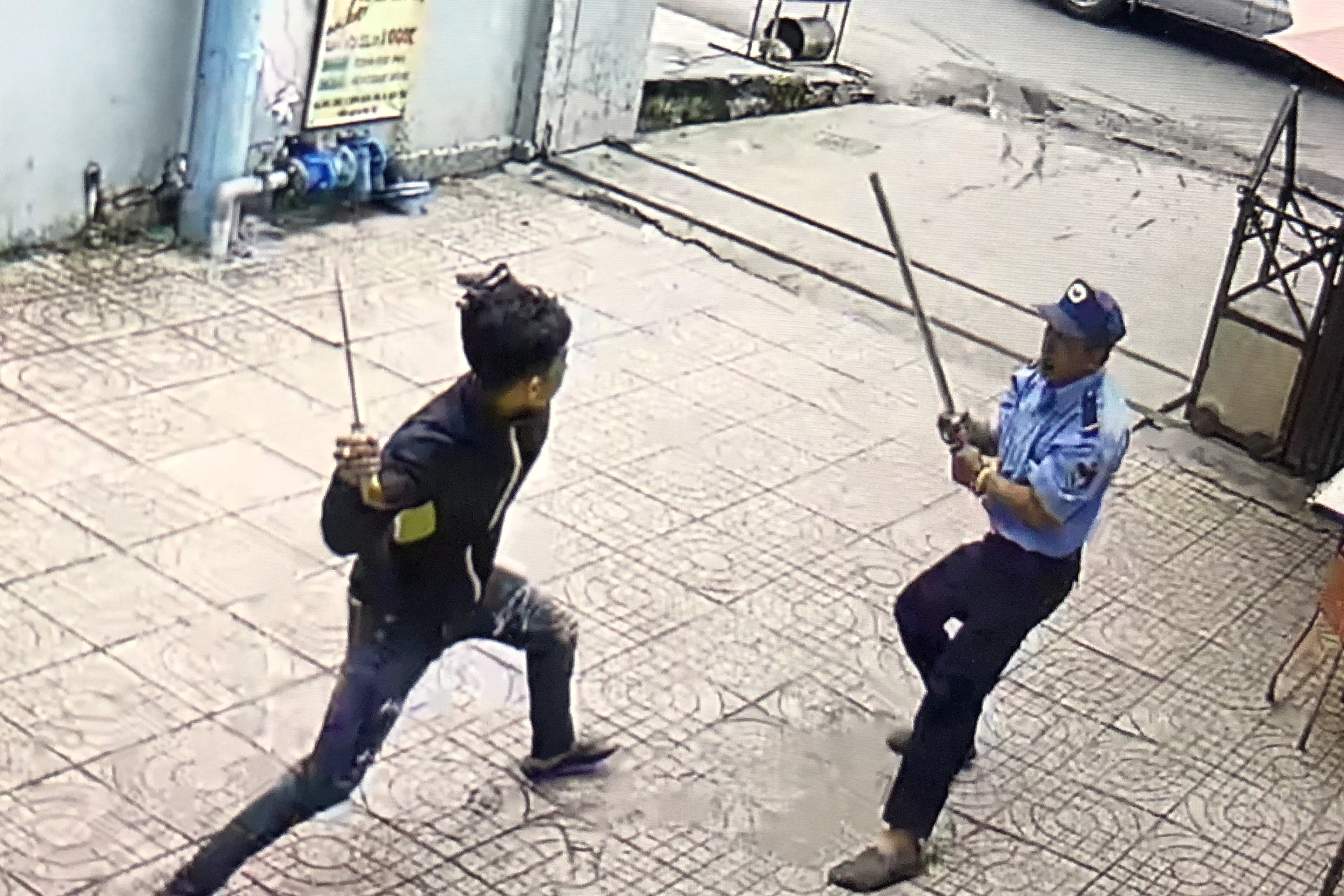 Bao ve chung cu o TP.HCM bi chem vi tu choi cho gui do hinh anh
