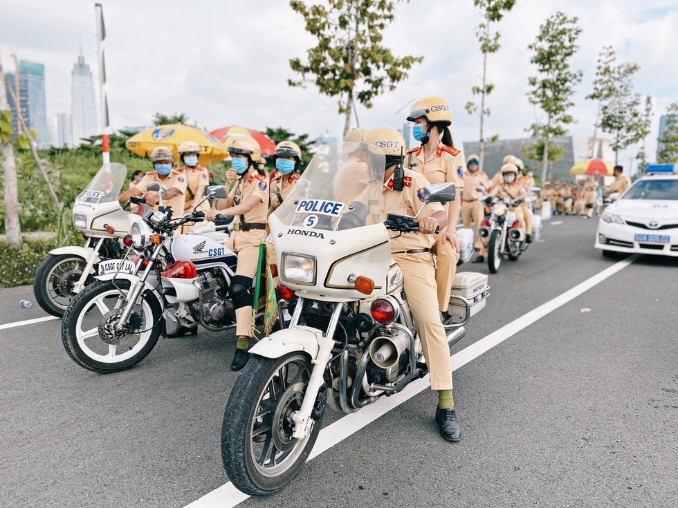 doi nu CSGT dan doan anh 1